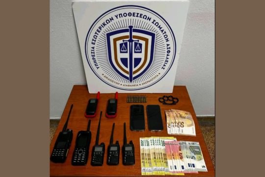 Τα κατασχεθέντα κατά τη σύλληψη του επίορκου αστυνομικού